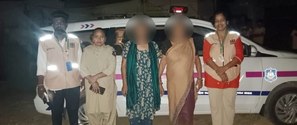 માતાને શોધવા નીકળેલી ભૂલી પડેલી મહિલાનું પરિવાર સાથે મિલન કરાવતી 181 અભયમ્ મહિલા હેલ્પલાઇન તાપીની ટીમ