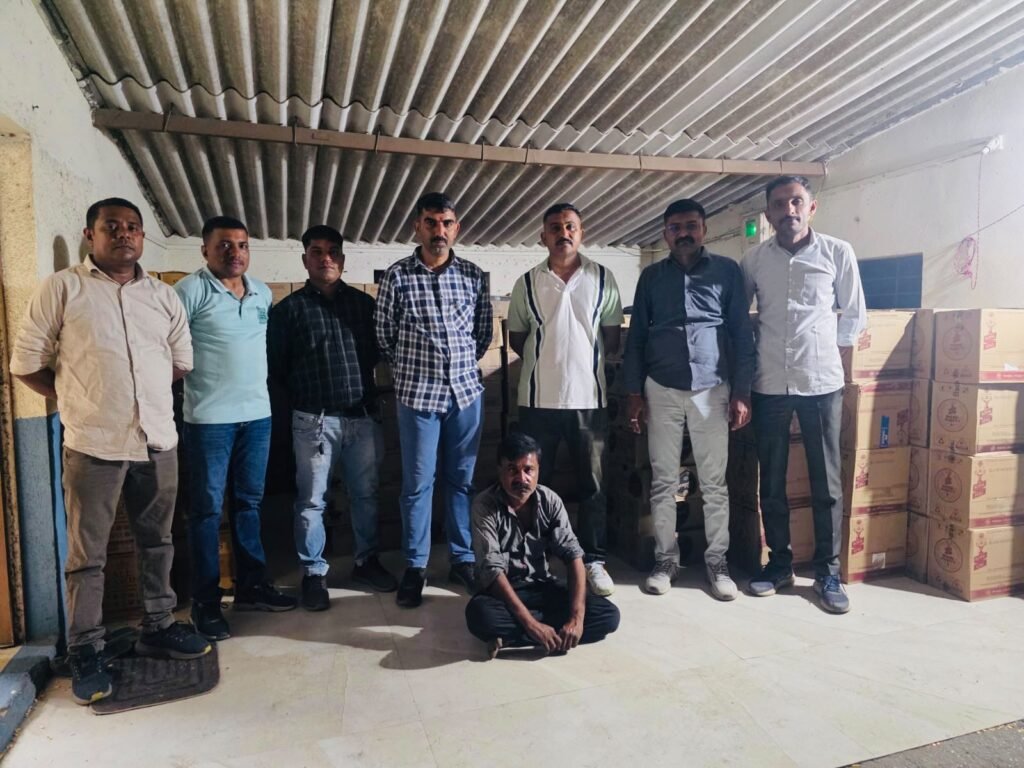 ટ્રકમાં મકાઇના કોથળાની આડમાં ઇંગ્લીશ દારૂની હેરાફેરી કરતા ઈંગ્લીશ દારૂના જથ્થા સાથે  આરોપીને ઝડપી પાડતી લોકલ ક્રાઇમ બ્રાંચ તાપી, પેરોલ- ફર્લો સ્કોડ તાપી