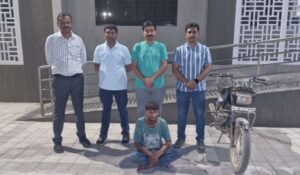 મોટર સાઇકલ સાથે શકમંદને પકડી પાડતી સોનગઢ પોલીસ