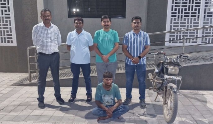 મોટર સાઇકલ સાથે શકમંદને પકડી પાડતી સોનગઢ પોલીસ